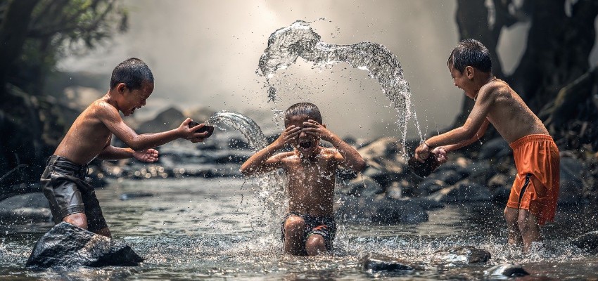 Children splashing