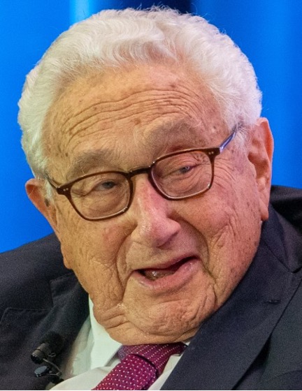 Picture of a smiling older Kissinger